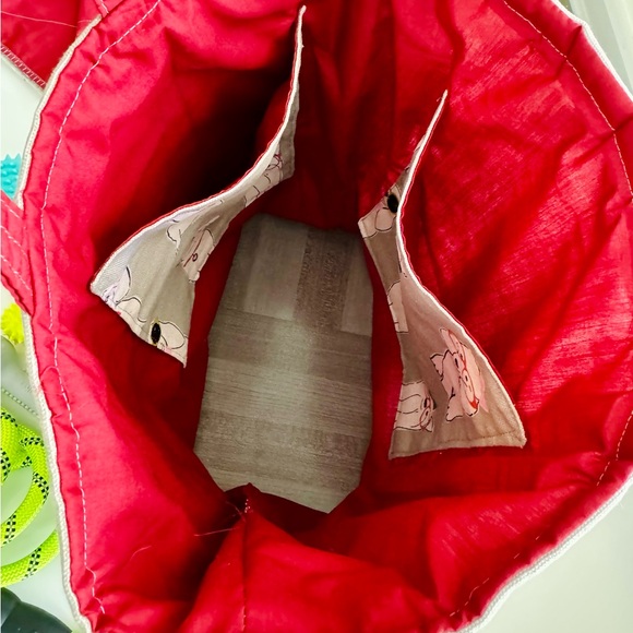 NWT🐾🩵Dog Gift Bag Reusable Pet Print Satchel 🩵Comes w/leash,blanket & 5 toys - Picture 4 of 12